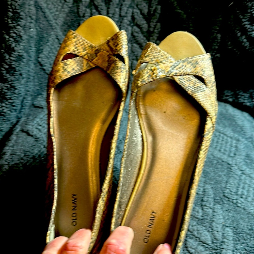 🐍🐍🐍Old navy snakeskin open toe flats🐍🐍